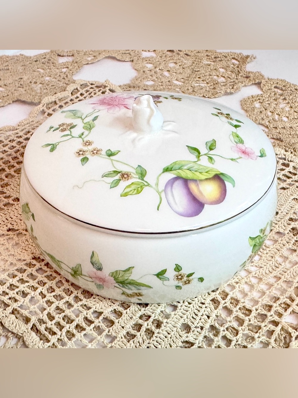 Wedgwood Sweet Plum Fine Bone China 4" Round Lidded Trinket Box